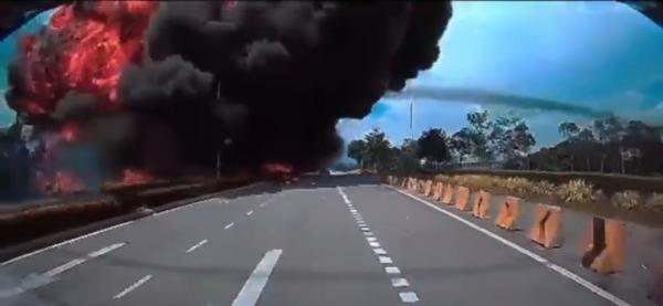 Pesawat Jatuh dan Terbakar di Selangor Tewaskan 10 Orang, 2 di Antaranya Pengendara Motor dan Mobil