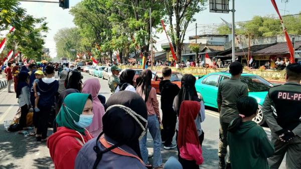 Panas Menyengat, Penonton dan Peserta Pawai Pembangunan di Sukoharjo Tetap Semangat