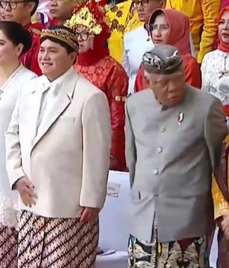 Viral! Momen Lucu Pak Bas Intip Baju Erick Thohir saat Upacara Bendera HUT ke-78 di Istana