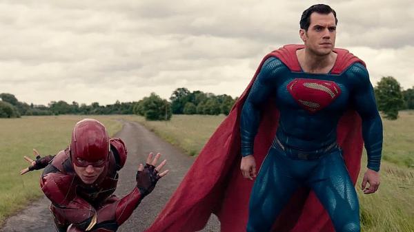 Duel Superhero Superman vs Flash, Siapa Lebih Cepat?