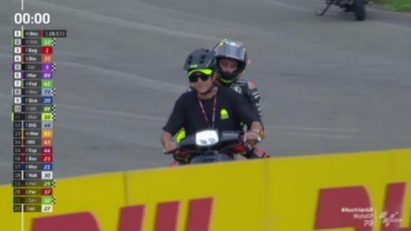 Momen MotoGP Austria 2023, Marco Bezzecchi Diboncengi Valentino Rossi ke Garasi