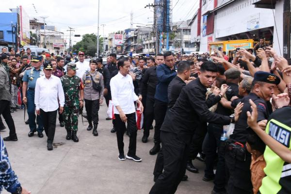 Edy Rahmayadi Dampingi Presiden Jokowi ke Pasar Sukaramai, Harap Bahan Pangan Terus Terkendali