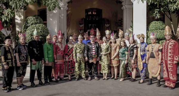Rayakan Kemerdekaan RI ke-78, Solia Zigna Kampung Batik Gelar Upacara dengan Pakaian Adat Daerah