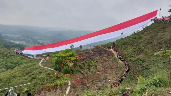 Bendera Merah Putih Sepanjang 150 Meter Berkibar di Bukit Panyangrayan Tasikmalaya