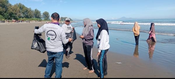 Jaga Kebersihan, Komunitas Sebarkan Kesadaran Lingkungan di Pantai Manohara