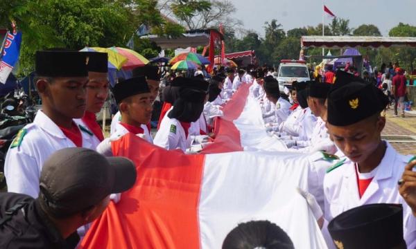 Karnaval Peringatan HUT RI di Kecamatan Tamansari Dimeriahkan Bendera Merah Putih 1000 meter