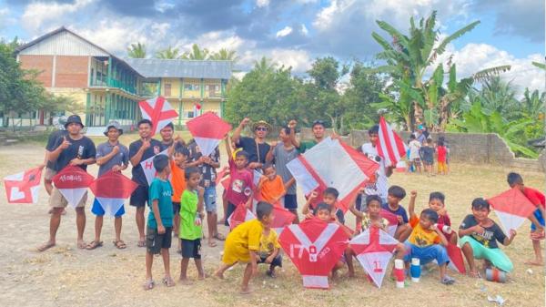 Peringati HUT RI ke 78, Remaja di Karang Temu Lingsar Lombok Barat Perang Bintang Layang Merah Putih