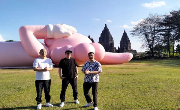 Ada ArtProject KAWD Rebahan Raksasa di Pelataran Candi Prambanan
