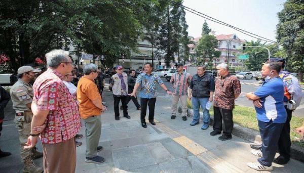 Dipercantik, Jalur Trotoar di Jalan Ganesha Bandung Akan Dipasangi Kursi