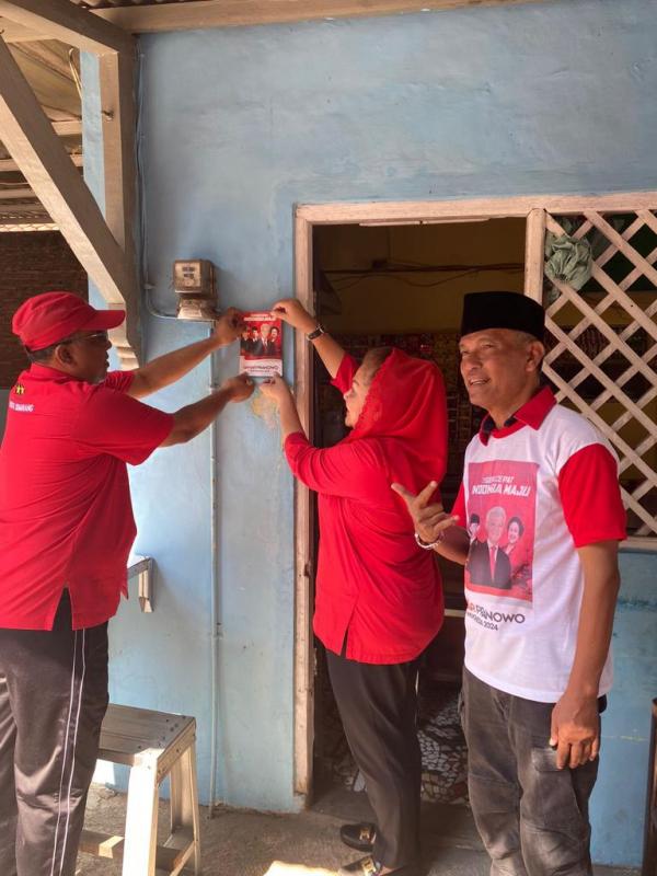 Instruksi DPP PDI Perjuangan, Mbak Ita 'Gercep' Tempel Stiker Capres Ganjar Pranowo ke Rumah Warga