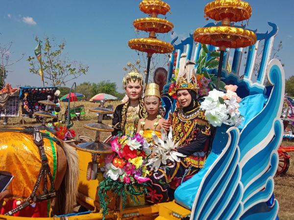Bupati Lindra Turut Karnaval Seni dan Budaya di Desa Penambangan