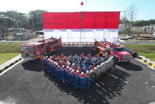 Di Bawah Bendera Merah Putih Raksasa, 100 Pekerja Kilang Cilacap Gelar Apel Kemerdekaan RI