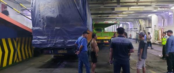 Terserempet Kendaraan Berjalan Sendiri, Sopir Truk Terjepit di KMP Catlyn Pelabuhan Merak