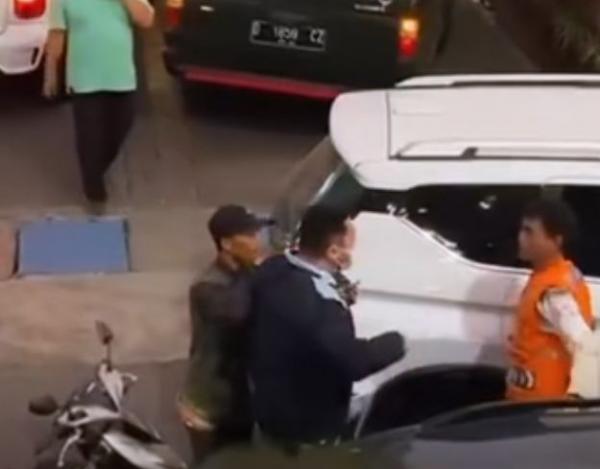 Viral Pria Rambut Cepak Badan Tegap dan Celana Loreng Pukul Juru Parkir, Begini Respons Kapuspen TNI