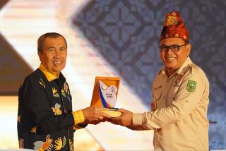 Gubernur Syamsuar Terima Penghargaan Tokoh Inspiratif Penyiaran dari KPID Riau