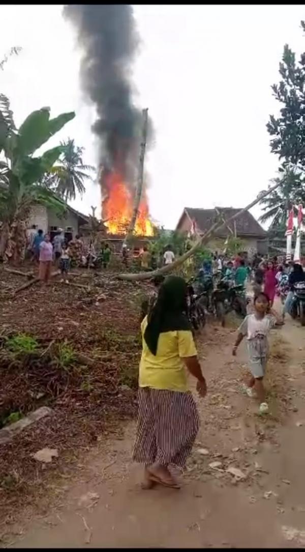 Diduga Korsleting Listrik, 1 Rumah Warga Kampung Rebang Tinggi Hangus Terbakar