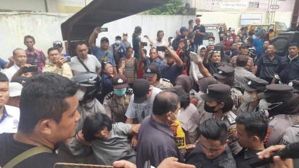 Eksekusi Eks SPBU Simpang Limun Berlangsung Ricuh, Kotoran Manusia Dilempar ke Tim Eksekusi 