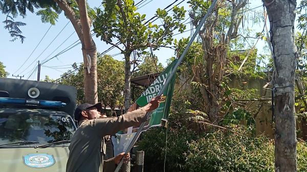 Satpol PP Lombok Tengah Copot Spanduk dan Baliho Bacaleg Dipasang Sembarangan