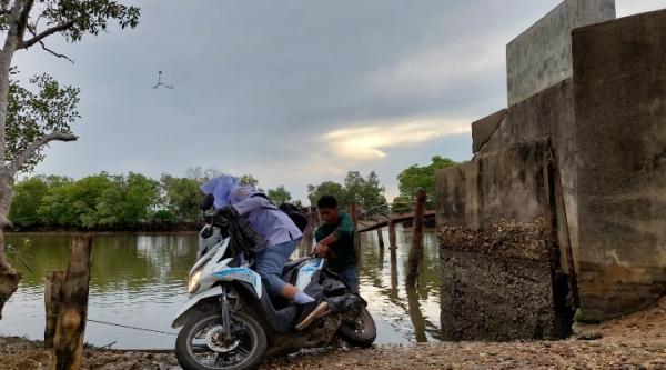 Jembatan Desa Naleung Rusak Parah, Warga Terpaksa Gunakan Rakit untuk Penyebrangan