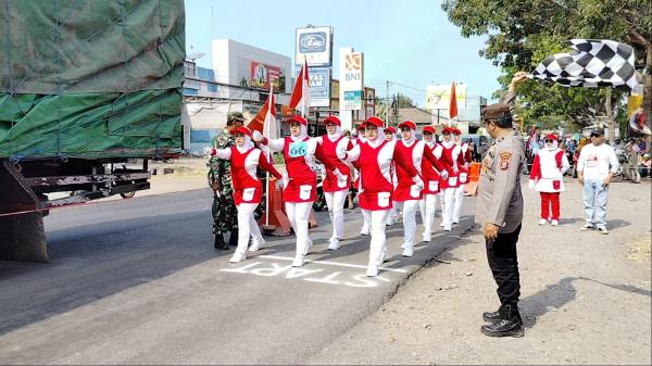 Kenakan Kostum Merah Putih, Warga Desa Petunjungan Ikut Ramaikan Gerak Jalan Kecamatan Paiton