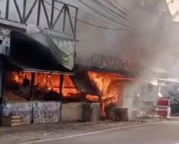 Kios Buah di Malingping  Terbakar, Petugas Damkar Dikerahkan