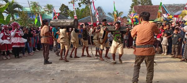 Meriah, Masyarakat Desa Seneng Probolinggo Kenakan Kostum Pejuang 45 di Karnaval HUT ke-78 RI