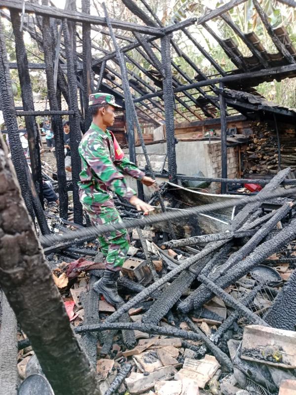 Babinsa Koramil Banjit Bantu Padamkan Kebakaran Rumah Warga di Rebang Tinggi