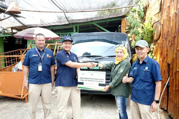 Peduli Lingkungan, Pupuk Kujang Berikan Bantuan Mobil Pikap untuk Bank Sampah di Karawang