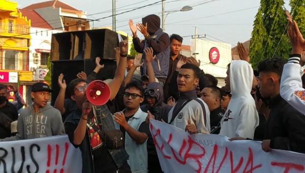 Suporter Sepakbola Persepon Ponorogo Demonstrasi Tagih Janji Bangun Stadion