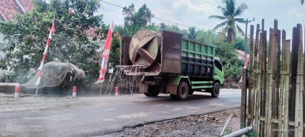 Dampak Kemarau! PT PLP Siram Jalan Berdebu di Sri Rejeki, Aksi Perusahaan buat Warga Berterima Kasih