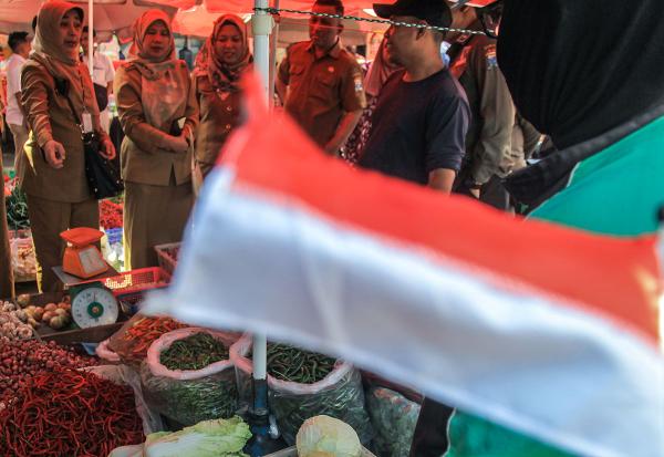 Potret Tim Kemendagri RI Pantauan Harga Bahan Pokok di Pasar KM 5 Palembang
