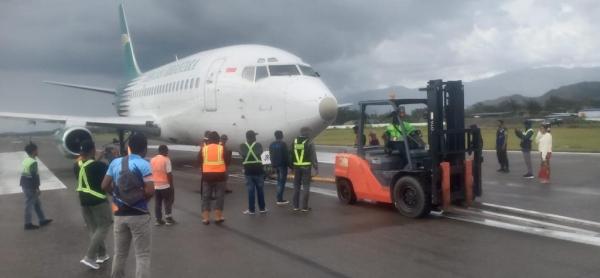Pesawat Cargo Jayawijaya Dirgantara Alami Pecah Ban Saat Mendarat di Bandara Wamena