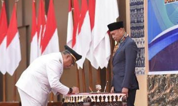 Gubernur NTT Lantik Fahrensy Funay Gantikan George Hadjoh Sebagai Penjabat Walikota Kupang
