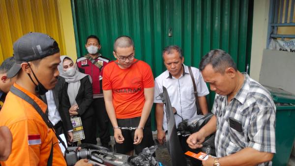 Rekonstruksi Pembunuhan Mahasiswa UI, Altaf Mengaku Spontan Tusuk Junior Berkali-kali