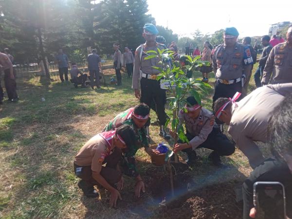 Jalankan Perintah Kapolri, Polisi Tanam Ribuan Pohon di Bandung