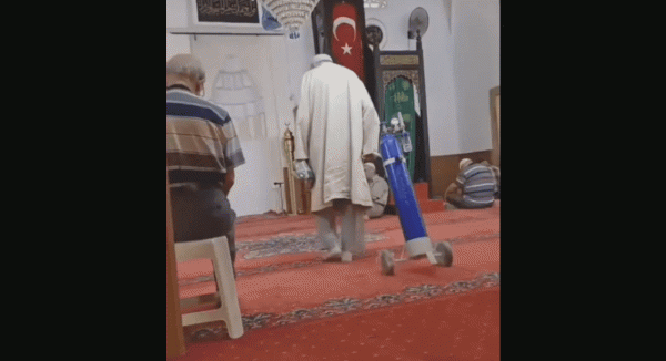 Viral Seorang Kakek Sholat di Masjid Sambil Bawa Tabung Oksigen, Warganet: Aku Malu Ya Allah