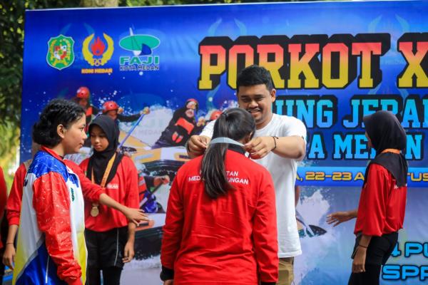 Porkot XIII, Bobby Nasution Berikan Beasiswa untuk Dua Atlet Arung Jeram Peraih Medali Emas