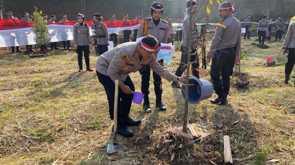 Reboisasi dan Kurangi Polusi Udara, Polres Sukabumi Tanam Ratusan Pohon di Sepadan Pantai Cikakak