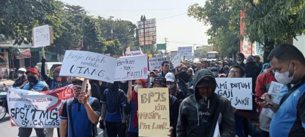 Tuntut Pembayaran Gaji Utuh, 130 Karyawan PT Trisakti Mustika Graphika Berunjuk Rasa