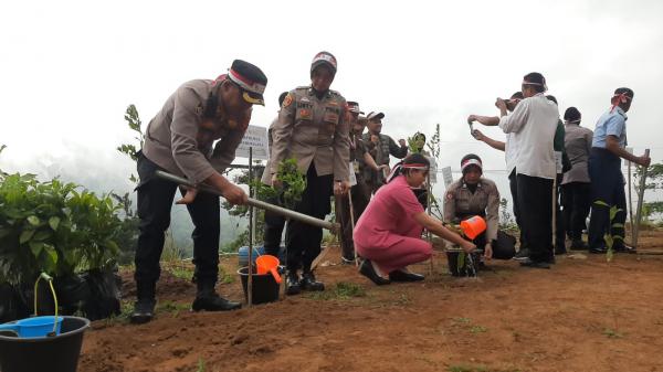 Polres Tasikmalaya Tanam 2.000 Bibit Pohon: Bentuk Kecintaan Polri Terhadap Lingkungan