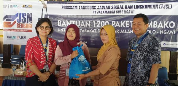 Jasa Marga Salurkan 1.200 Paket Sembako di 8 Desa Sekitar Tol Solo-Ngawi 