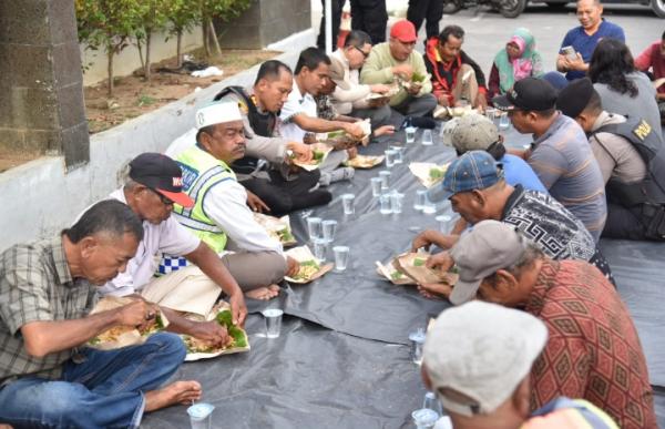 Kapolres Bireuen Makan Nasi Bungkus Bersama Tukang Parkir dan Tukang Becak Terminal