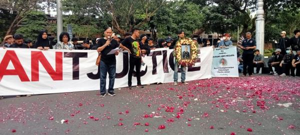 Aksi Damai Puluhan Massa Minta Polda Segera Ungkap Kasus Kematian Iwan Boedi