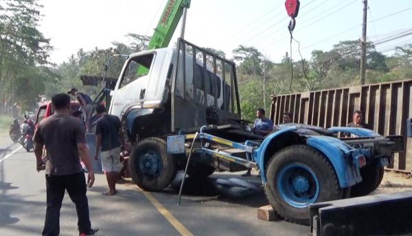 Truk Kontainer Bermuatan Keramik Terperosot dan Terguling di Jalan Solo-Semarang