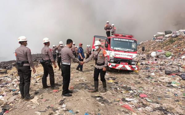 Padamkan Kebakaran TPA Sarimukti, 295 Personel TNI-Polri Dikerahkan