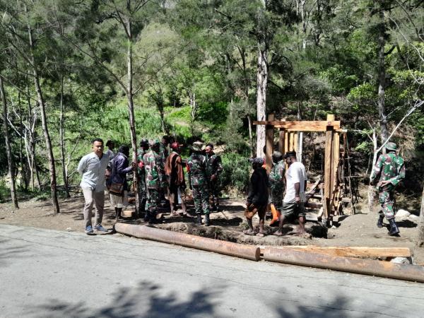 Kodim 1713/Lanny Jaya Bantu Bahan Pembangunan Jembatan Gantung Distrik Wiringgambut