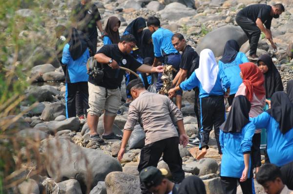 Aksi Bersih Bersih Sungai Cikaniki, Kolaborasi IJTI Bareng Warga di Nanggung Kabupaten Bogor