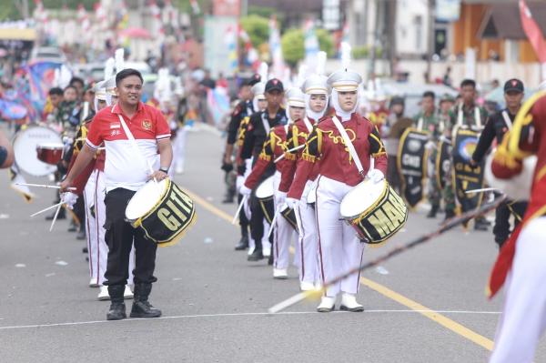 Kapolsek Riau Silip Ikut Mainkan Drum Band di Panggung Penghormatan Pawai Indah dan Karnaval