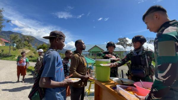 TKP Pos Mamba Satgas Yonif PR 330/Tri Dharma, Ramai Diserbu Warga Intan Jaya