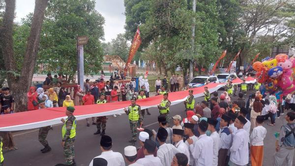 Kirab Merah Putih di Tasikmalaya, Bendera Sepanjang 500 Meter Dibentangkan TNI-Polri